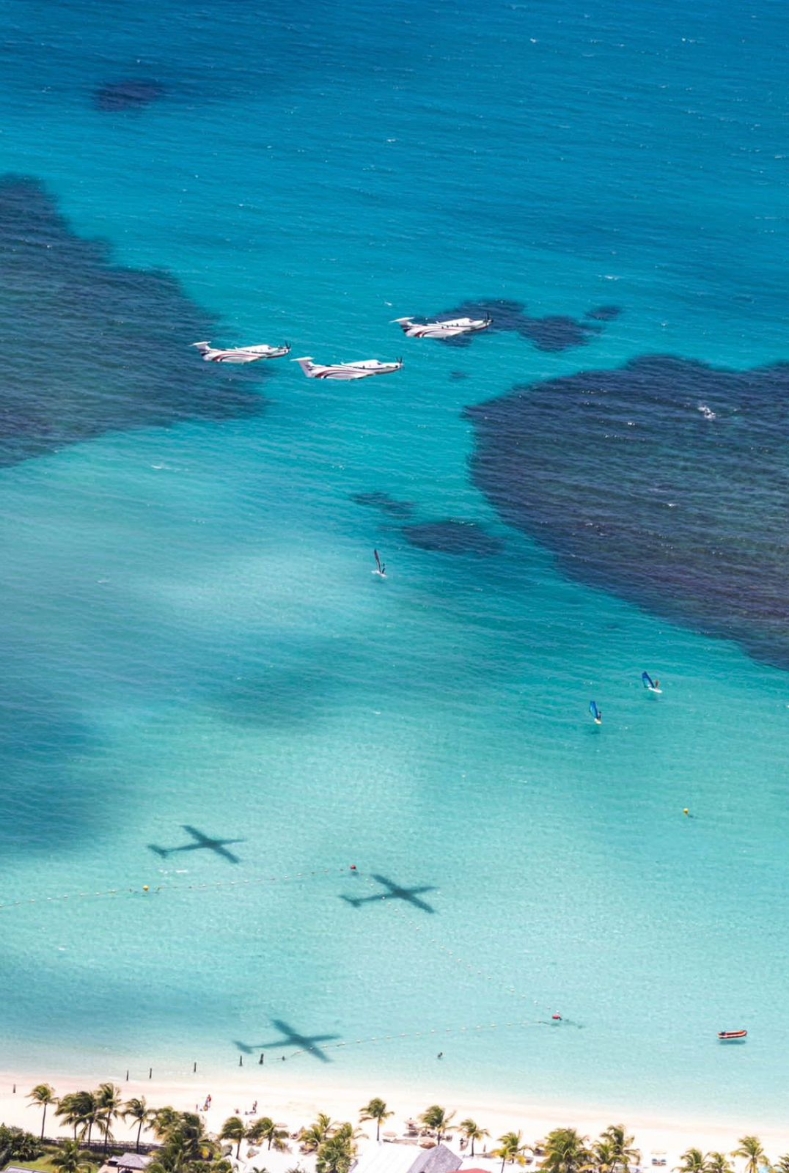 Avions Pilatus PC-12 de St Barth Executive survolant la Mer des Caraïbes